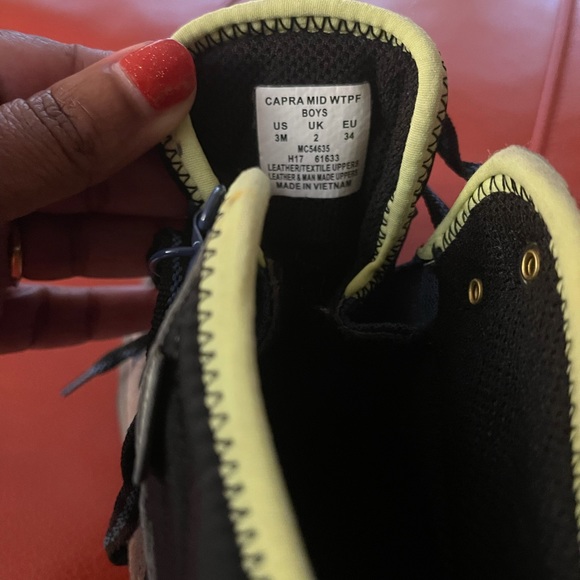 Like new kids hiking boots. In excellent condition. Worn once. - Picture 4 of 4